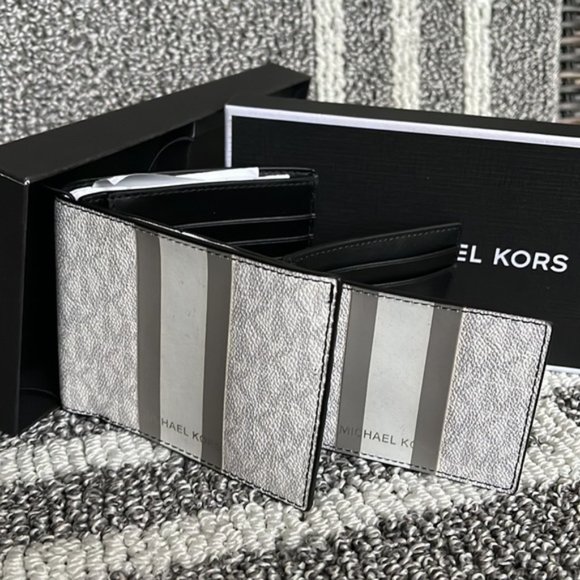 Michael Kors Boxed Signature 3 in 1 Bifold Wallet In White / Pearl Grey - Picture 9 of 16